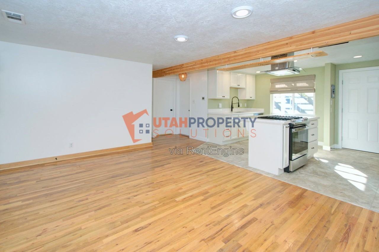 860 E Vics Rd - Photo 7 of 23