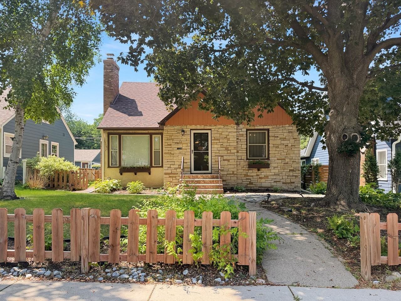 287 Washburn Ave N - Photo 2 of 20