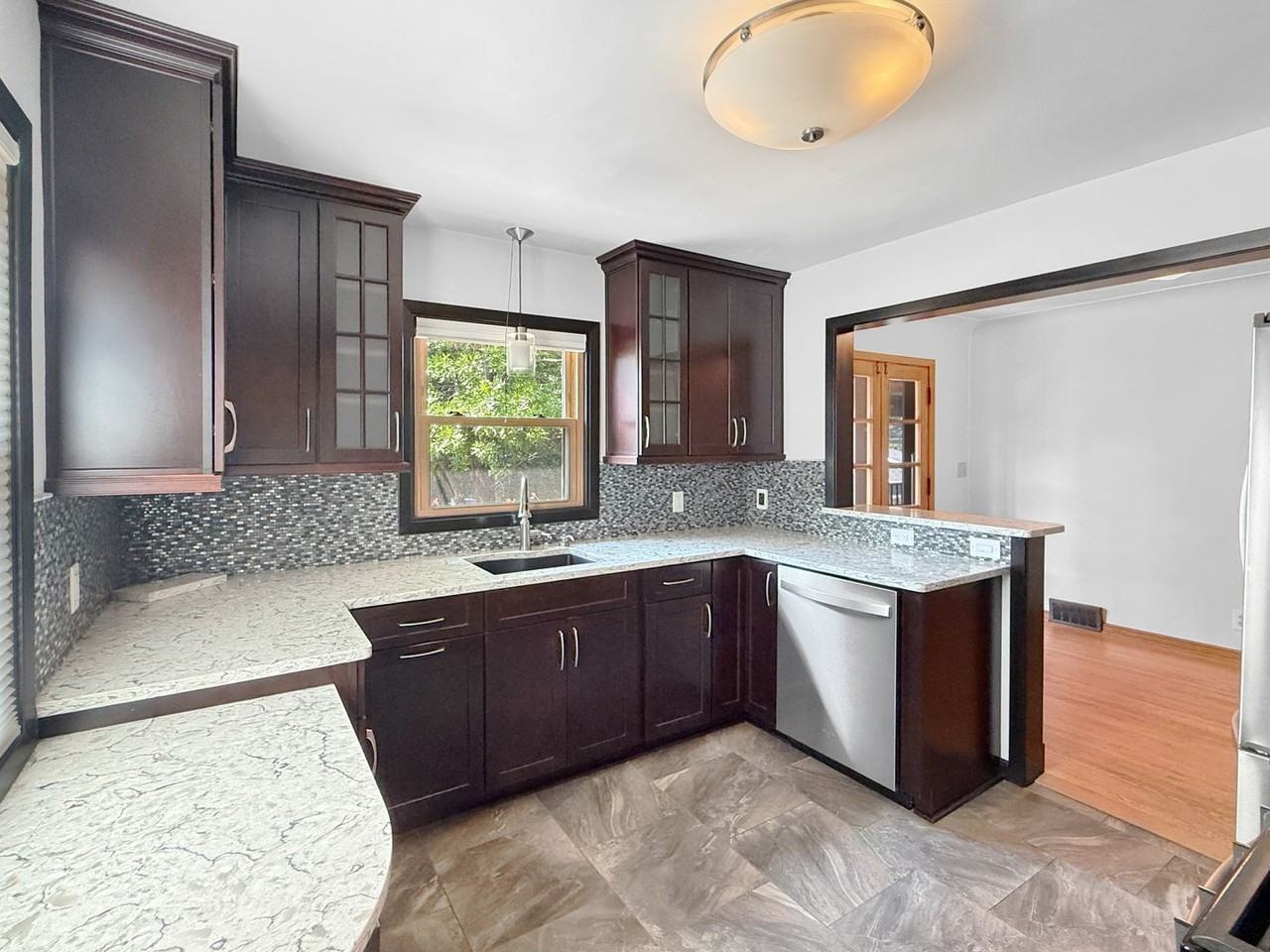 287 Washburn Ave N - Photo 5 of 20