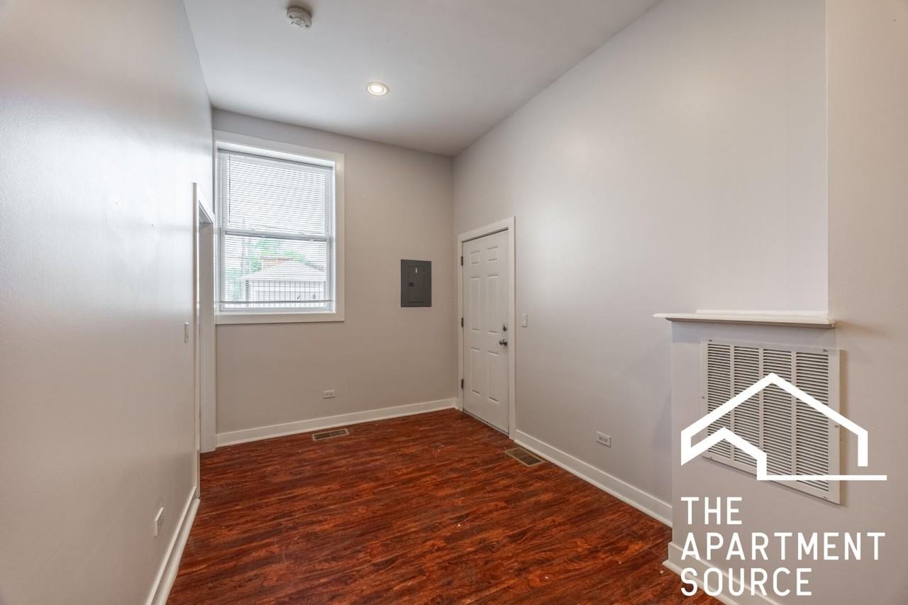 2944 W Montrose Ave #1R - Photo 7 of 13