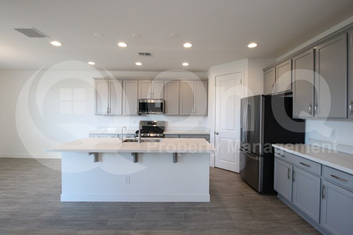 11818 S 54th Ln - Photo 4 of 28