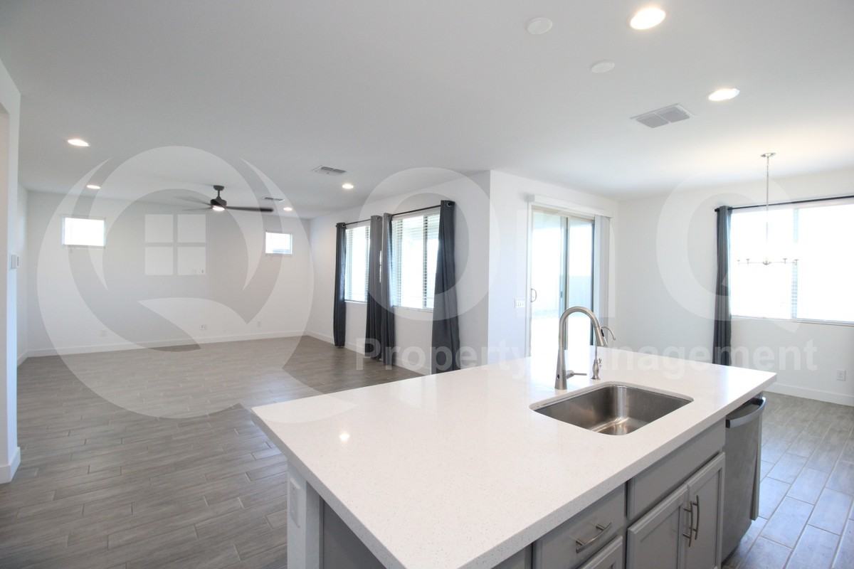 11818 S 54th Ln - Photo 5 of 28