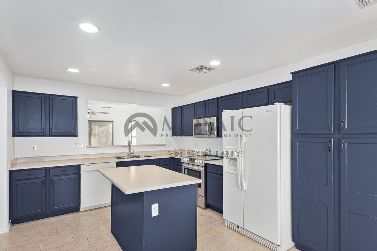 15807 W Marconi Ave - Photo 3 of 31