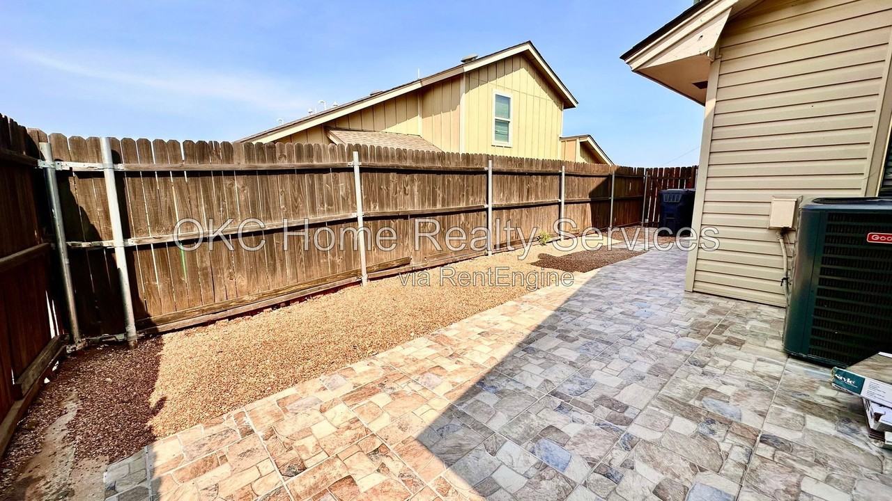 6715 Lyrewood Ln - Photo 2 of 23