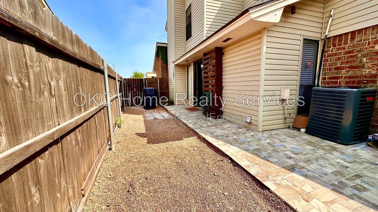 6715 Lyrewood Ln - Photo 3 of 23
