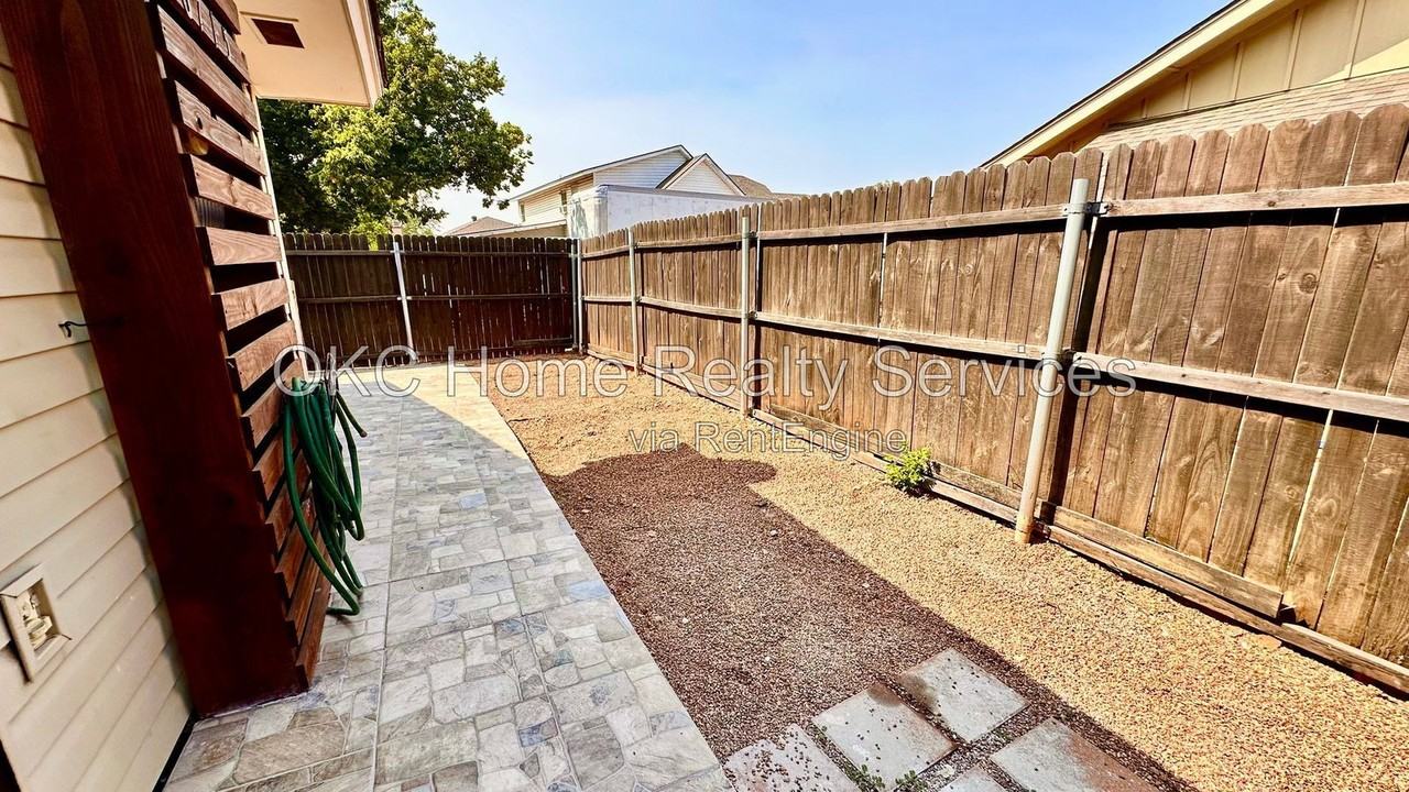 6715 Lyrewood Ln - Photo 4 of 23