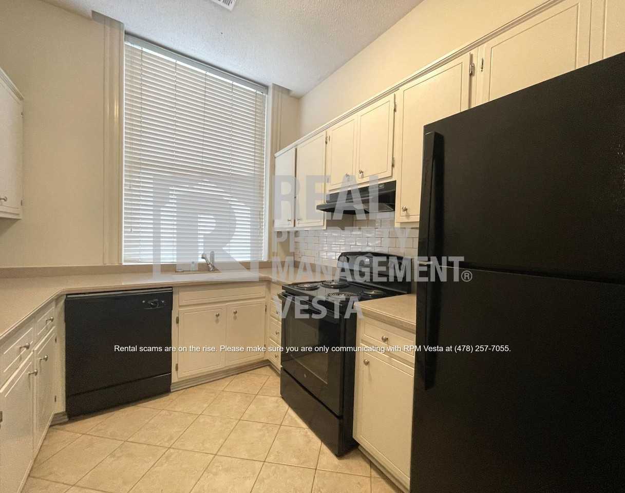 587 Cherry St #4 - Photo 5 of 13