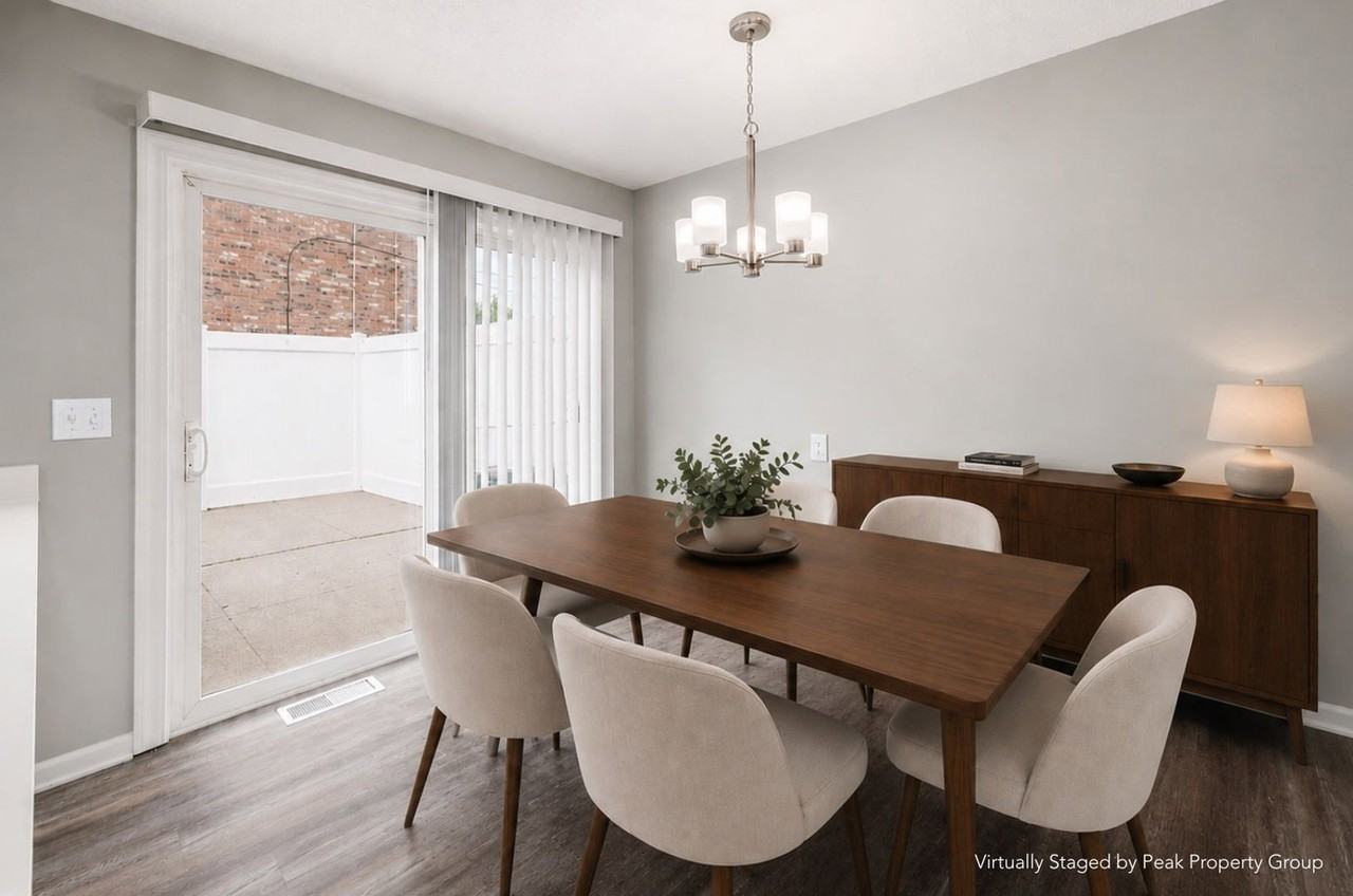 1036 Folkestone Rd - Photo 5 of 31