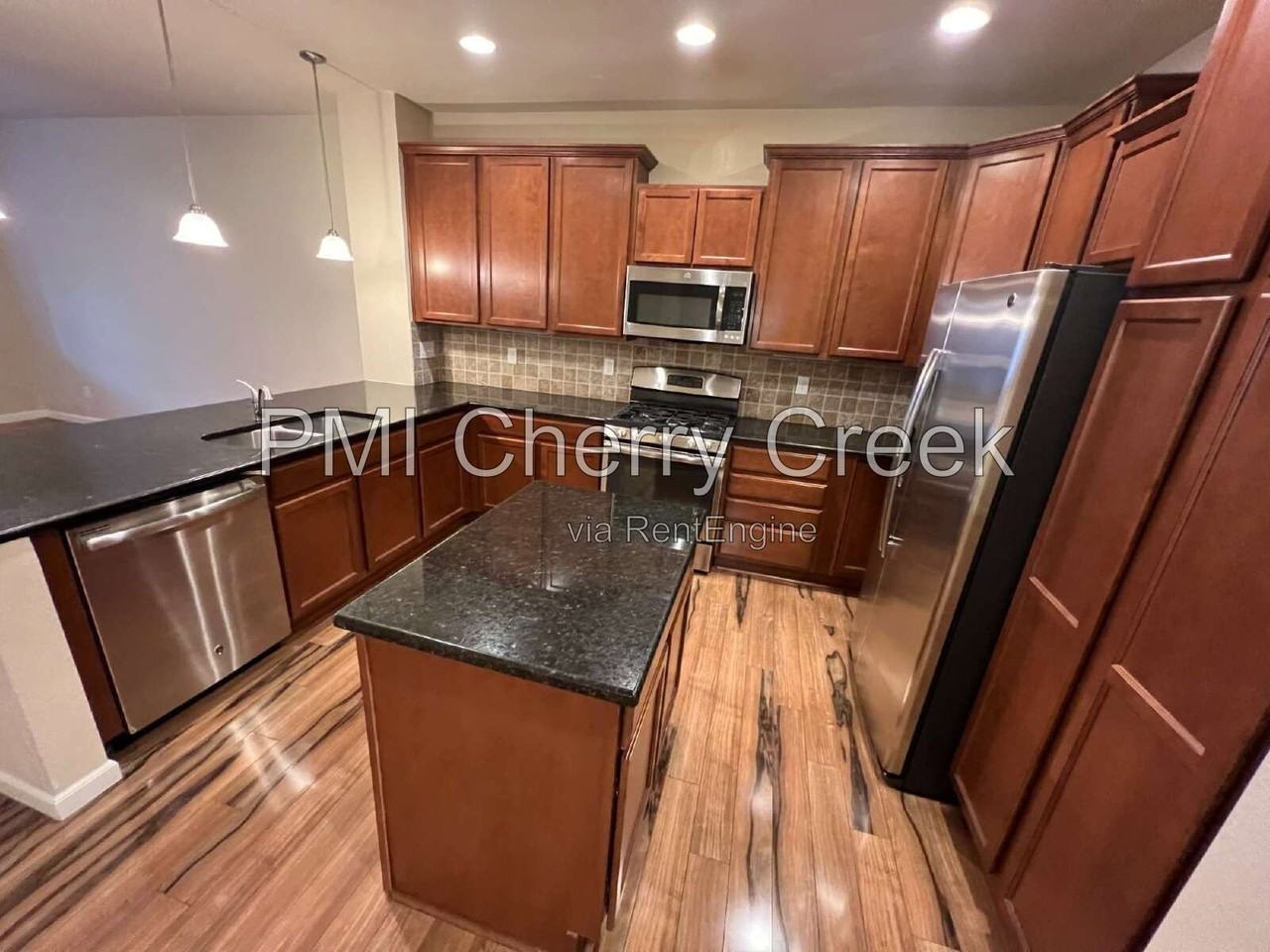 8159 S Akron Ct - Photo 4 of 32