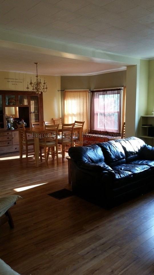 423 Erie St - Photo 5 of 11