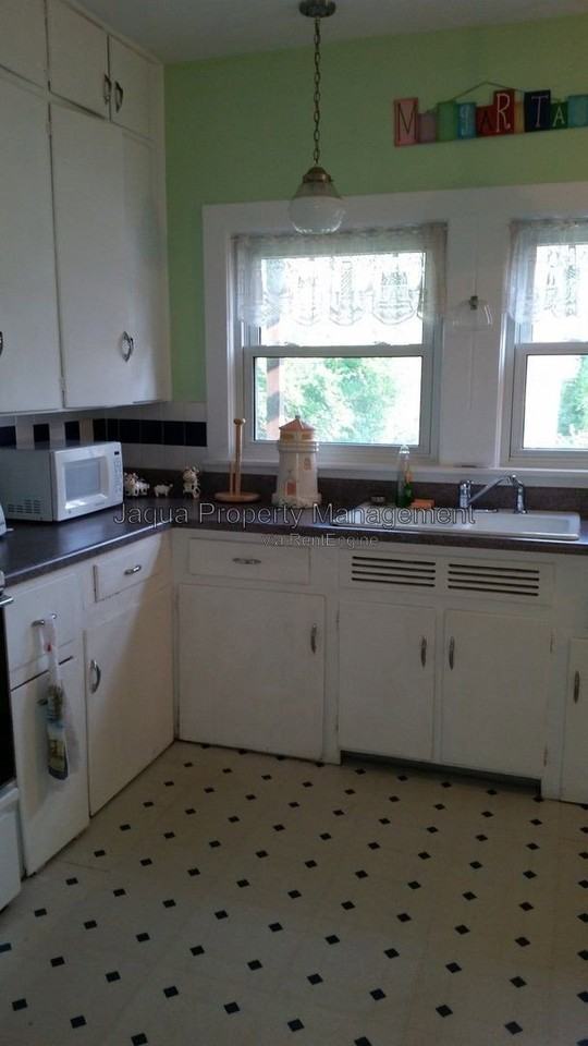 423 Erie St - Photo 6 of 11