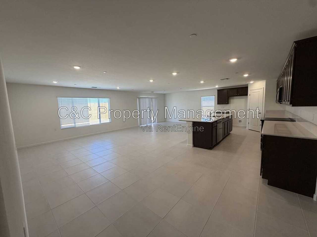 2208 S Helm Ave - Photo 3 of 22