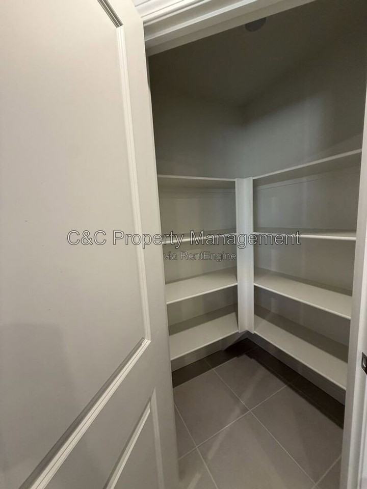 2208 S Helm Ave - Photo 7 of 22