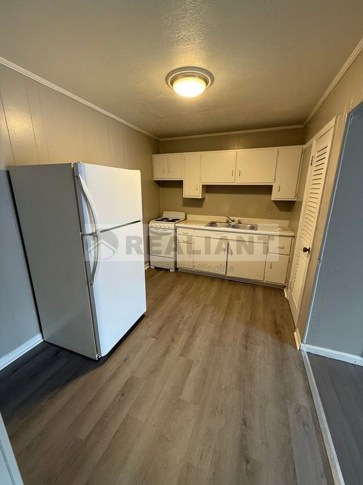 1708 Jennifer Rd #C4 - Photo 3 of 14