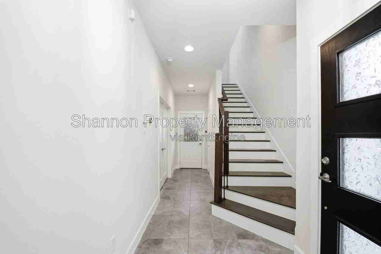 849 Fisher St #D - Photo 3 of 39