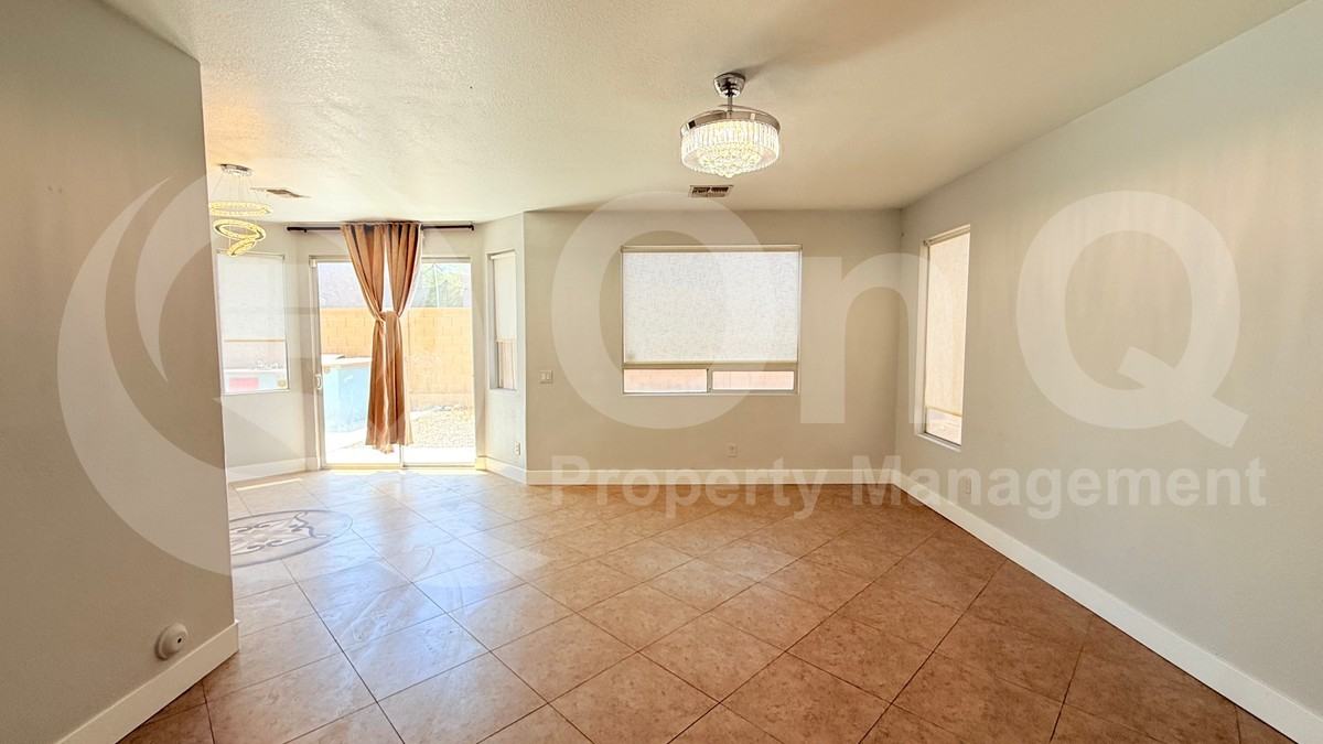 1103 E Grove St - Photo 3 of 29