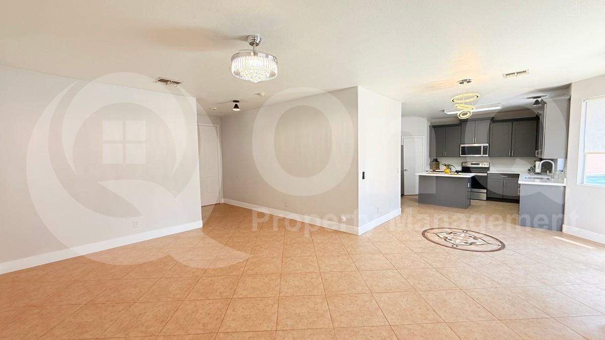 1103 E Grove St - Photo 4 of 29
