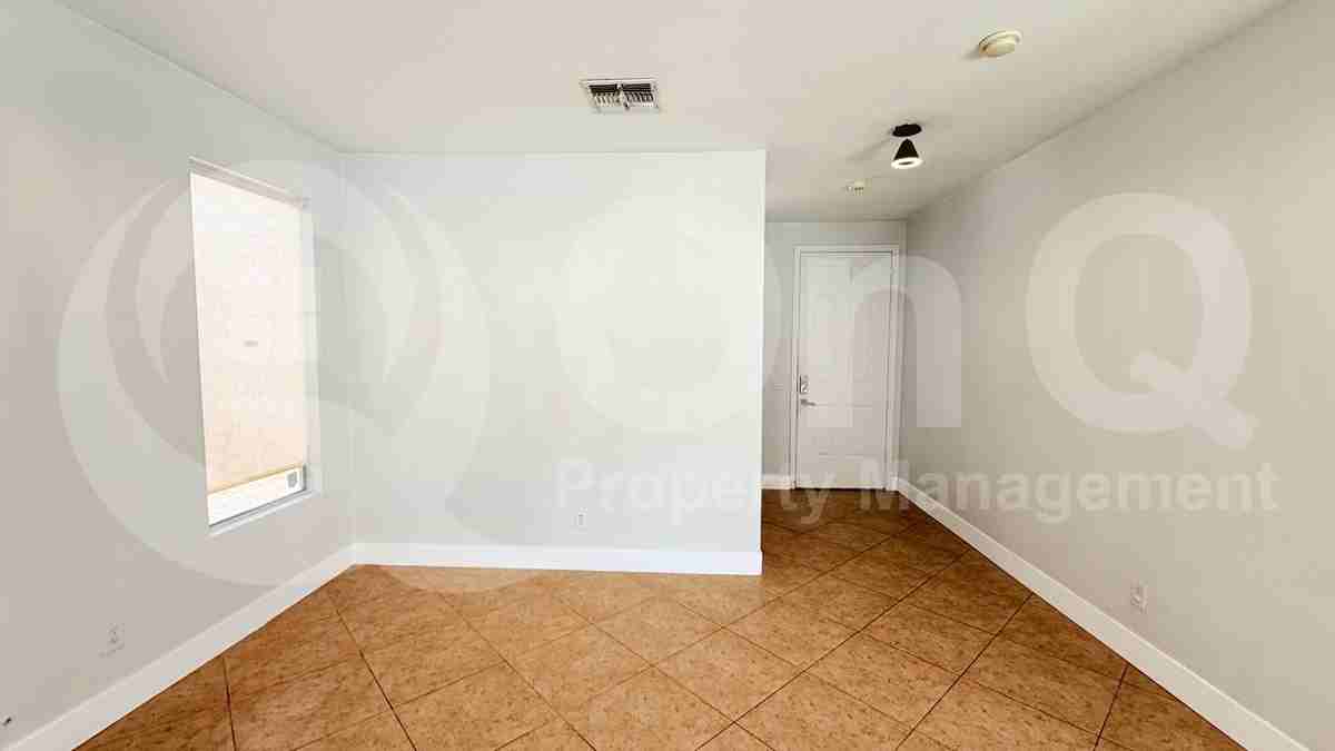 1103 E Grove St - Photo 6 of 29
