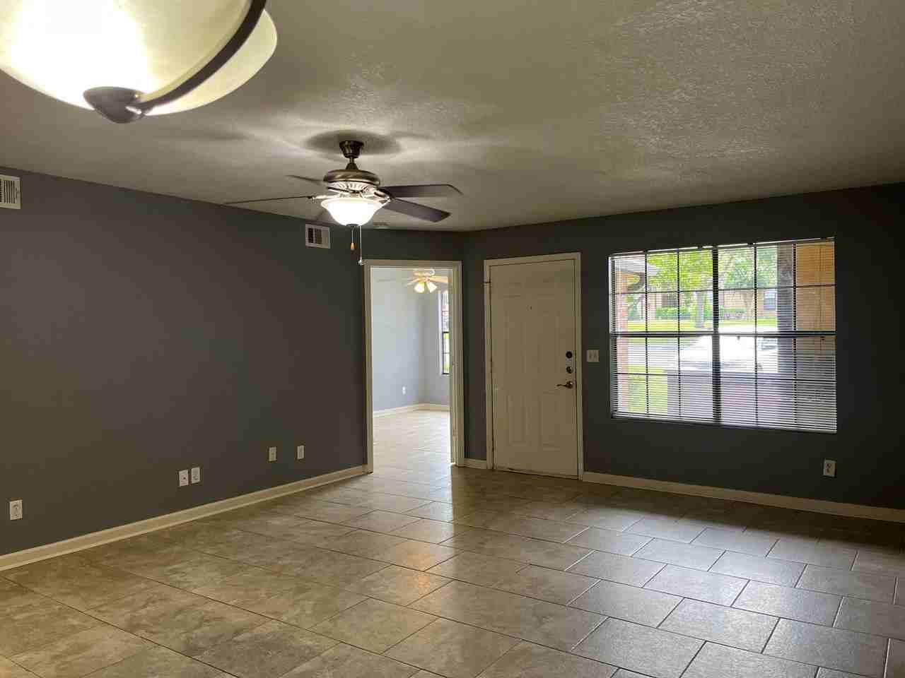 315 Lakepointe Dr #102 - Photo 4 of 17