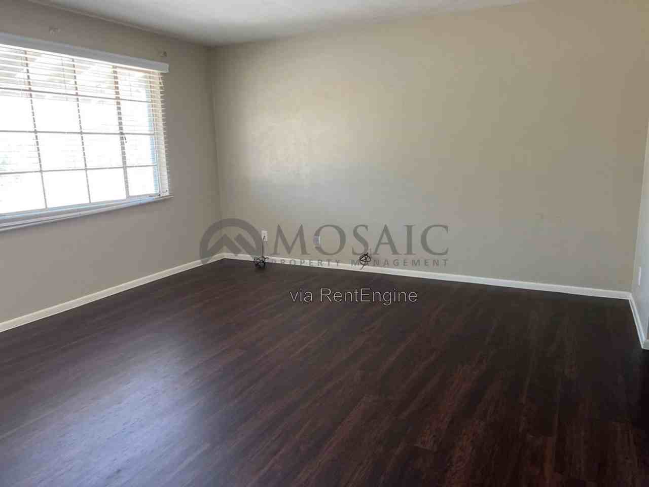 921 W 19th St - Photo 4 of 19