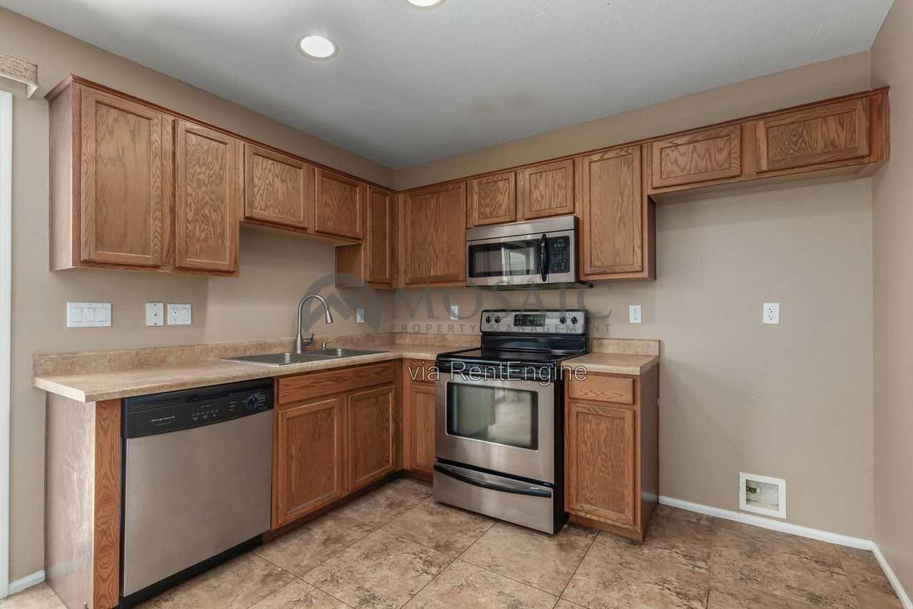 398 E Daniella Dr - Photo 4 of 20
