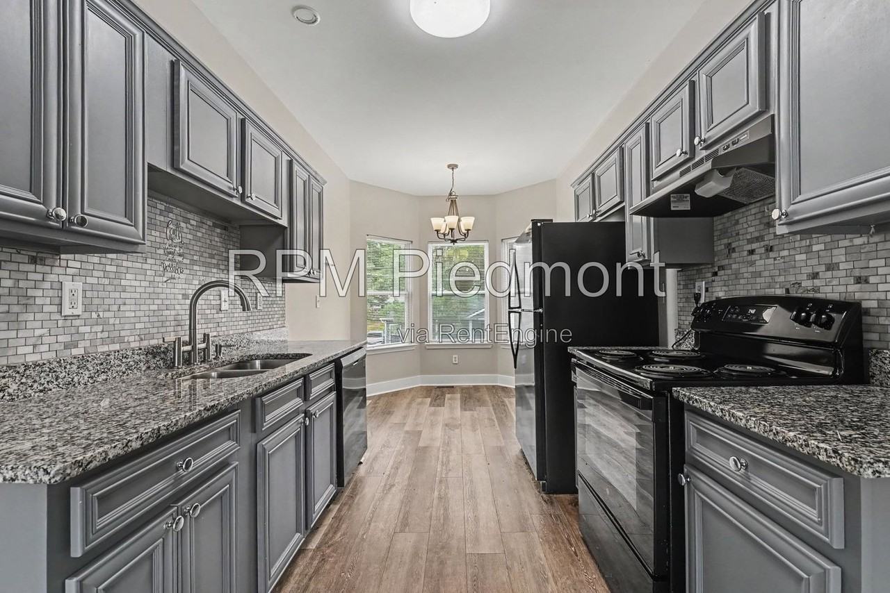 751 Prince Pl Nw - Photo 3 of 31