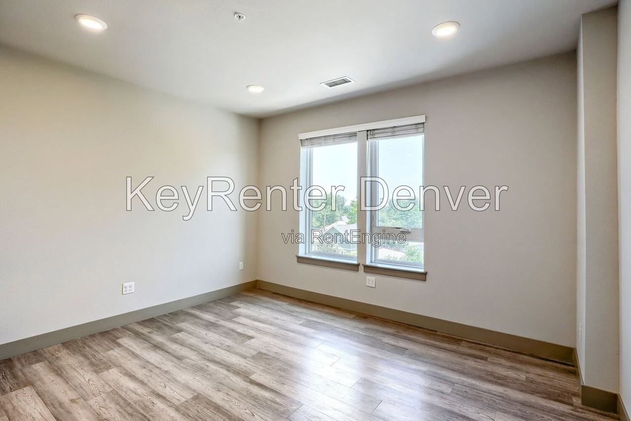 4923 King St #302 - Photo 2 of 12