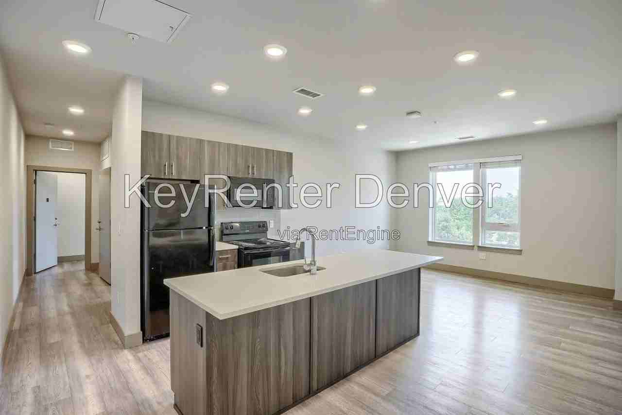 4923 King St #302 - Photo 4 of 12