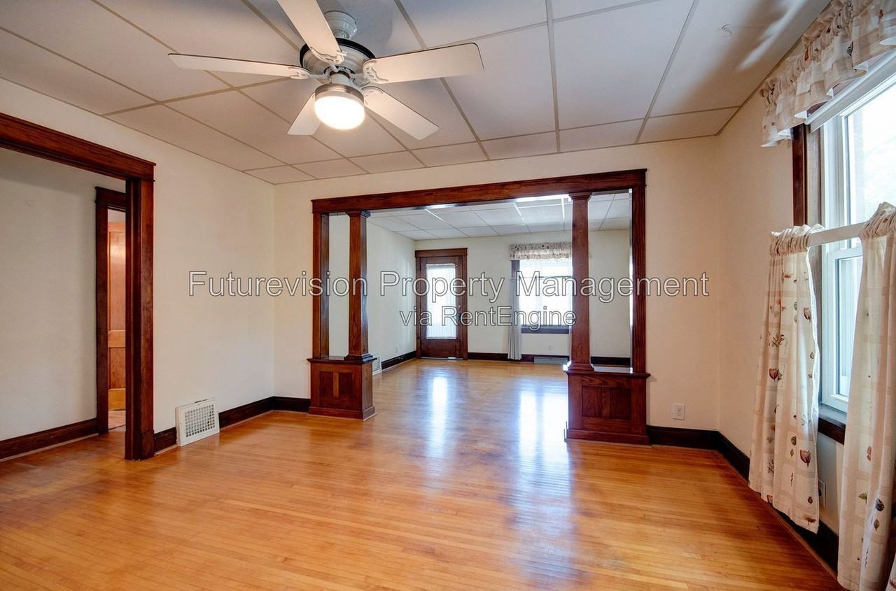 1105 Summit St - Photo 2 of 17