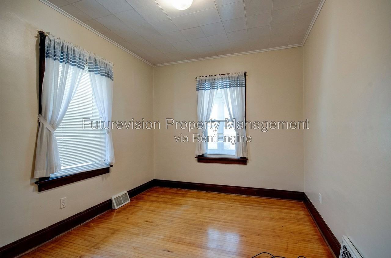 1105 Summit St - Photo 4 of 17