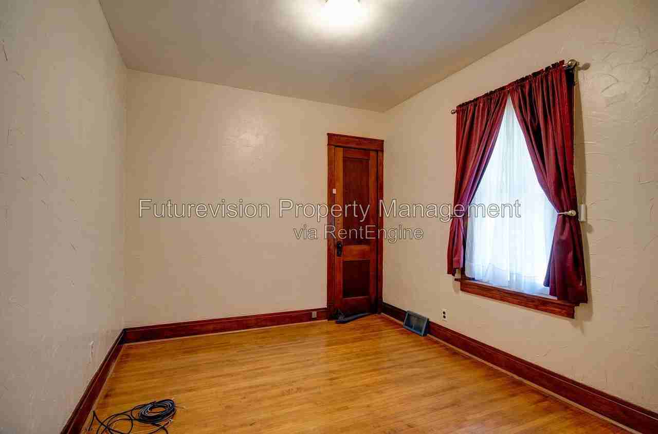 1105 Summit St - Photo 7 of 17
