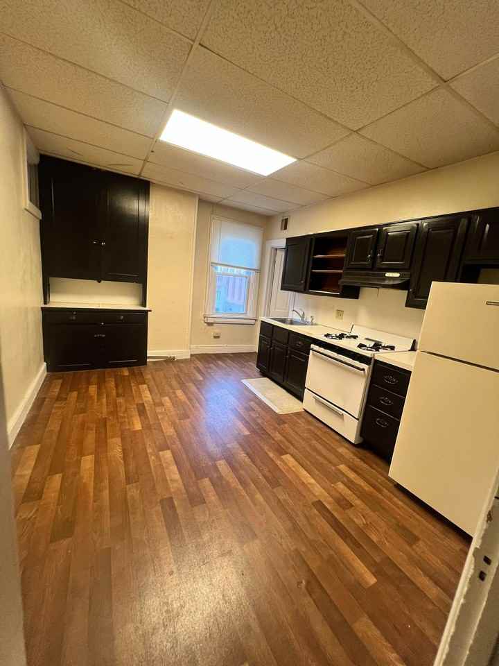 219 N Queen St #301 - Photo 3 of 4