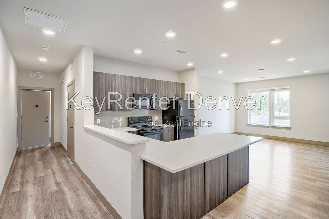 4923 King St #303 - Photo 3 of 12