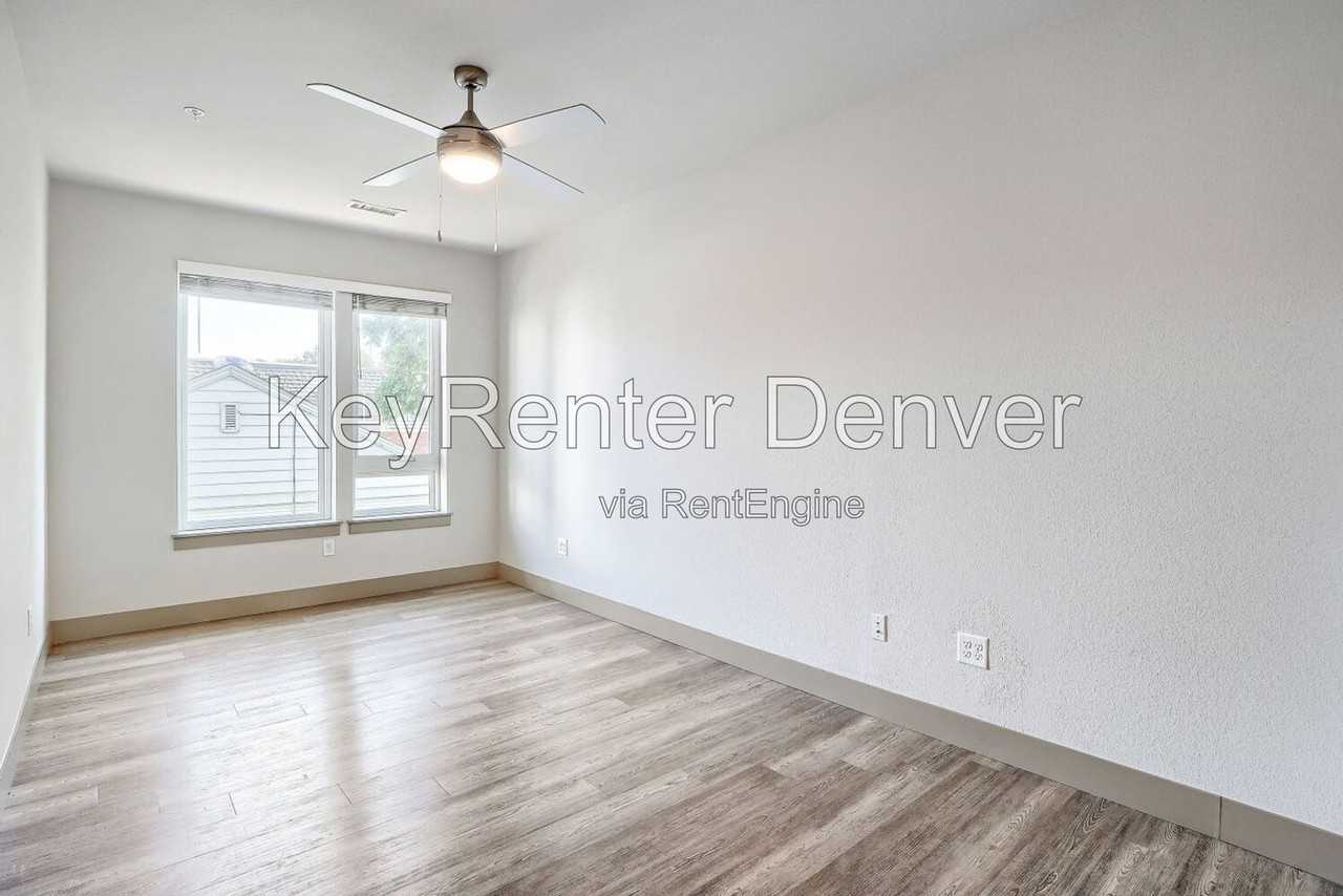 4923 King St #303 - Photo 4 of 12