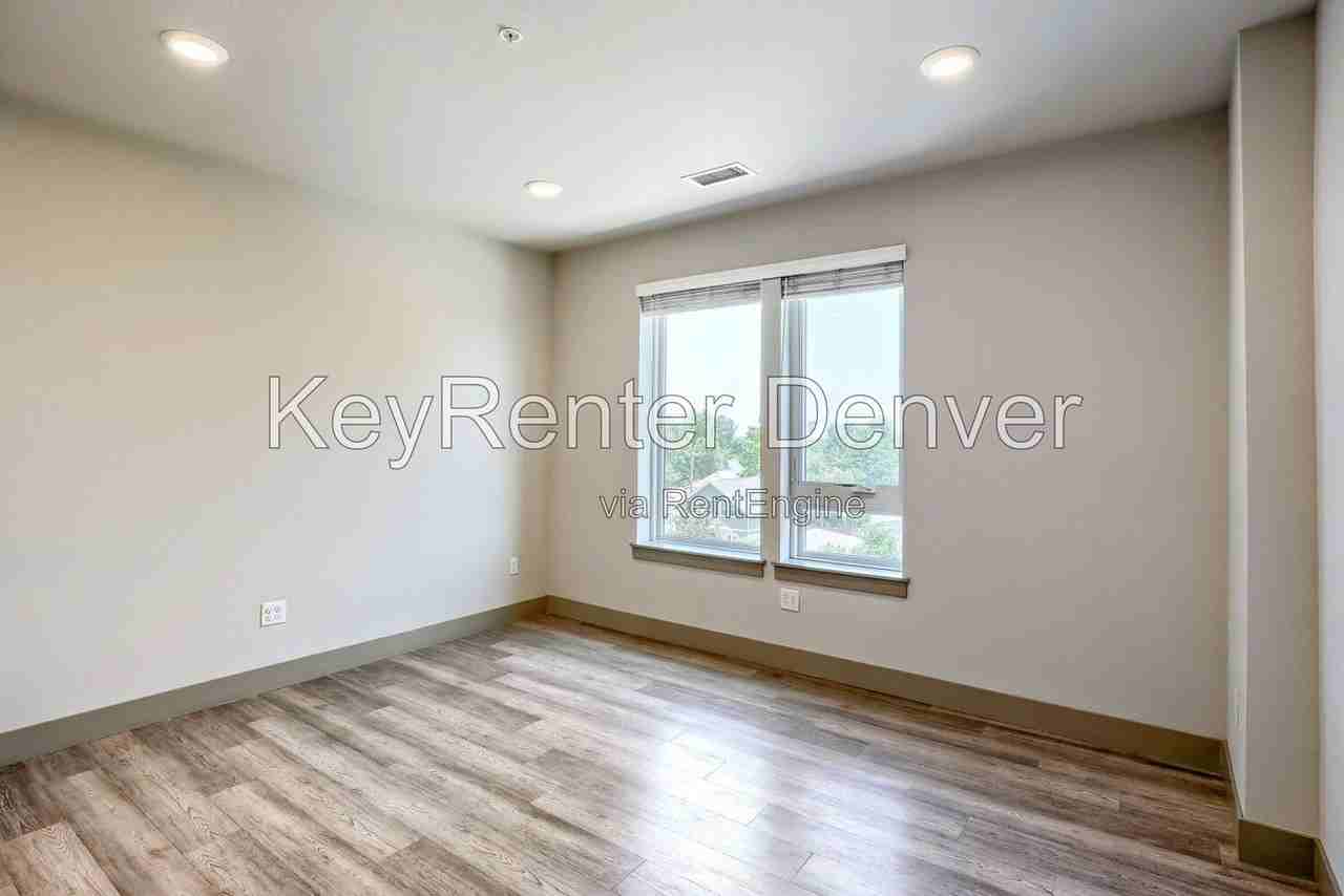 4923 King St #402 - Photo 3 of 12