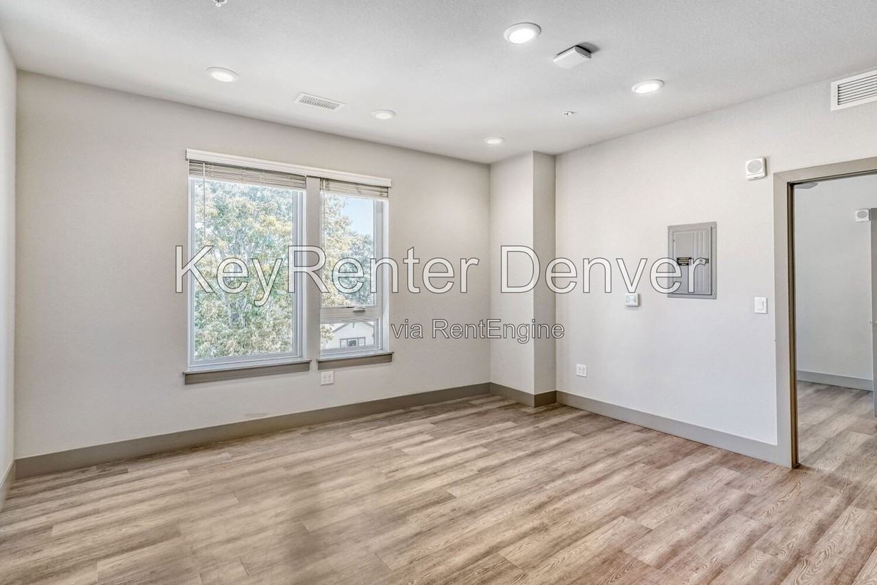 4923 King St #400 - Photo 3 of 12