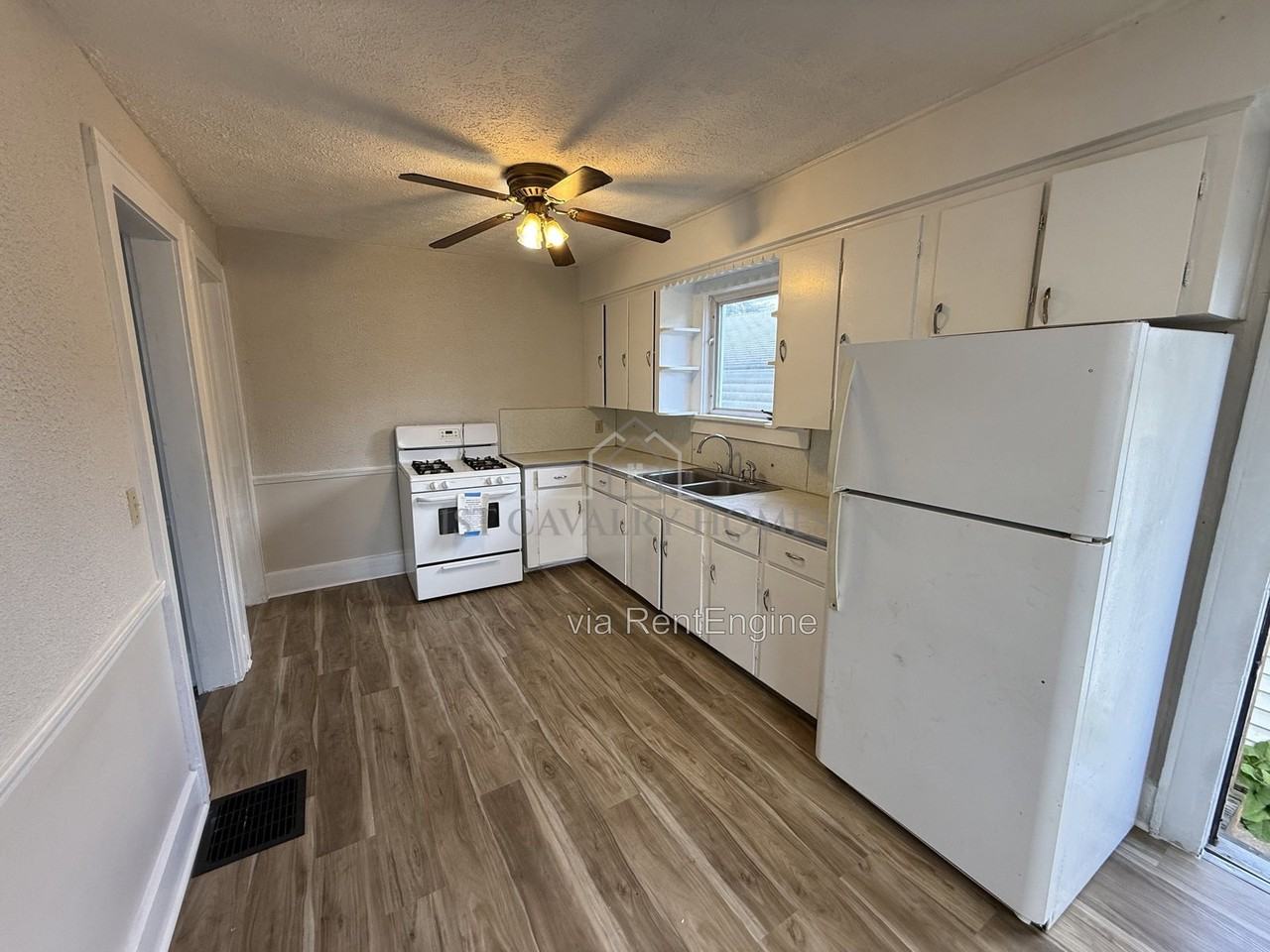 301 Roslyn Ave Nw #303 - Photo 3 of 50
