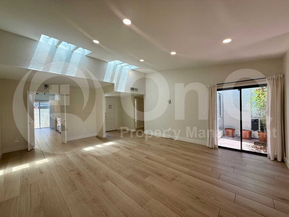 4322 N 28th Way - Photo 6 of 18