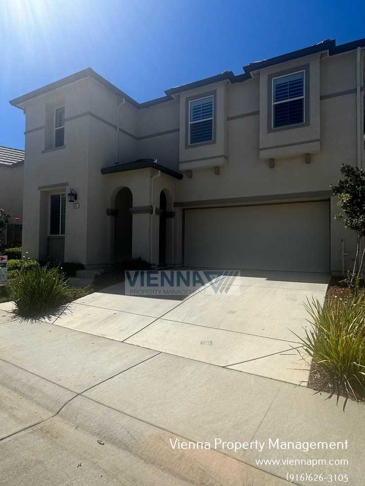 1347 Larkspur Dr - Photo 2 of 36