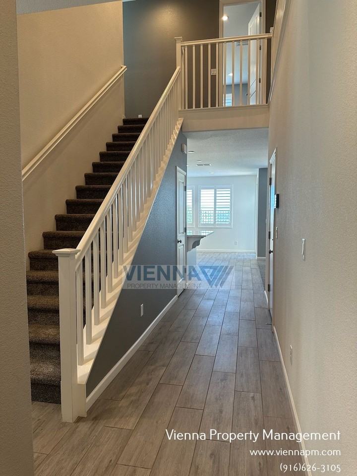 1347 Larkspur Dr - Photo 3 of 36