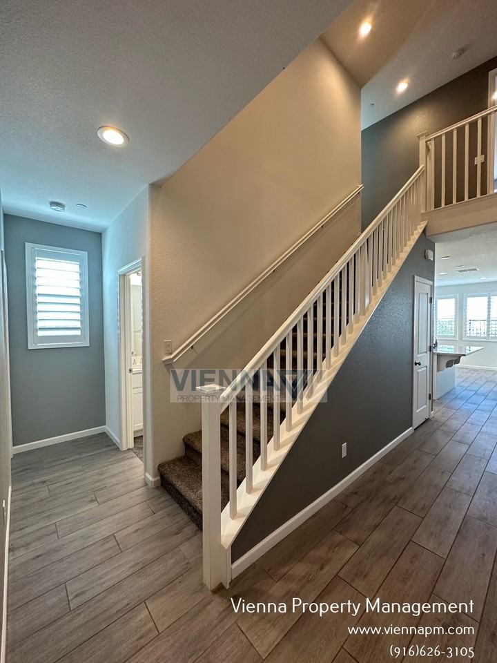 1347 Larkspur Dr - Photo 4 of 36
