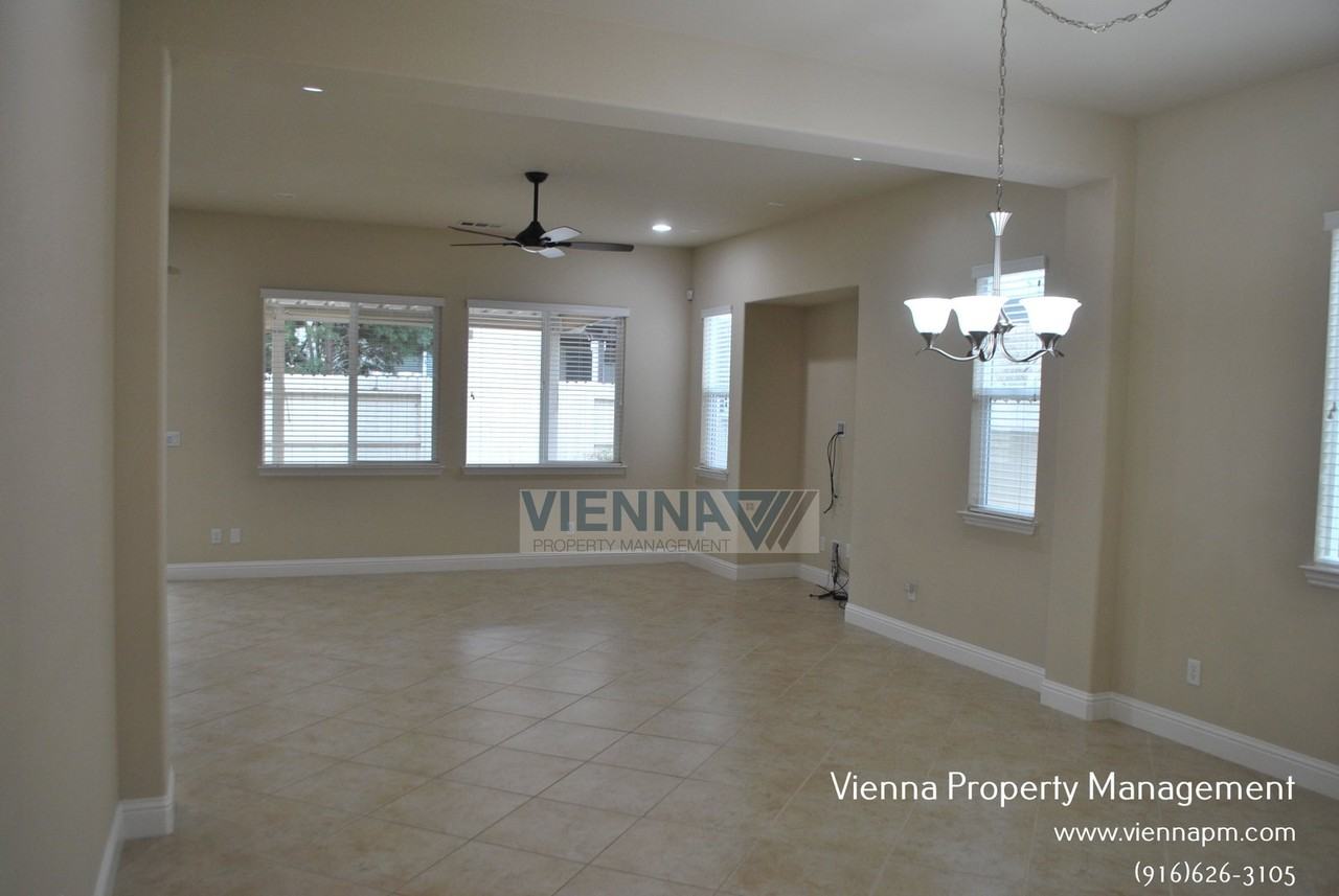 2101 Harpford Dr - Photo 3 of 27