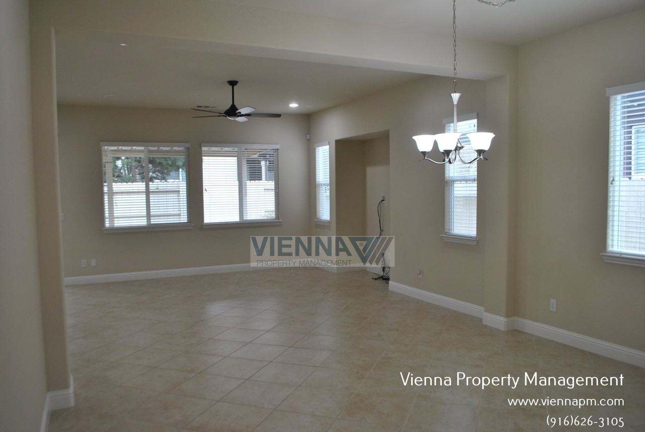 2101 Harpford Dr - Photo 4 of 27