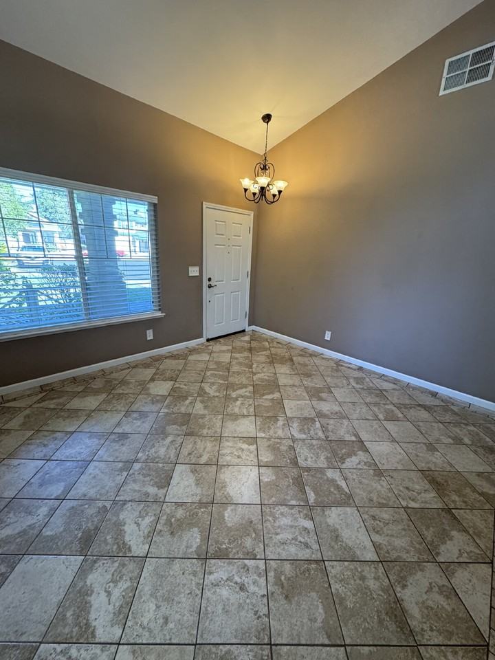 1185 Shadowcliff Ct - Photo 5 of 24