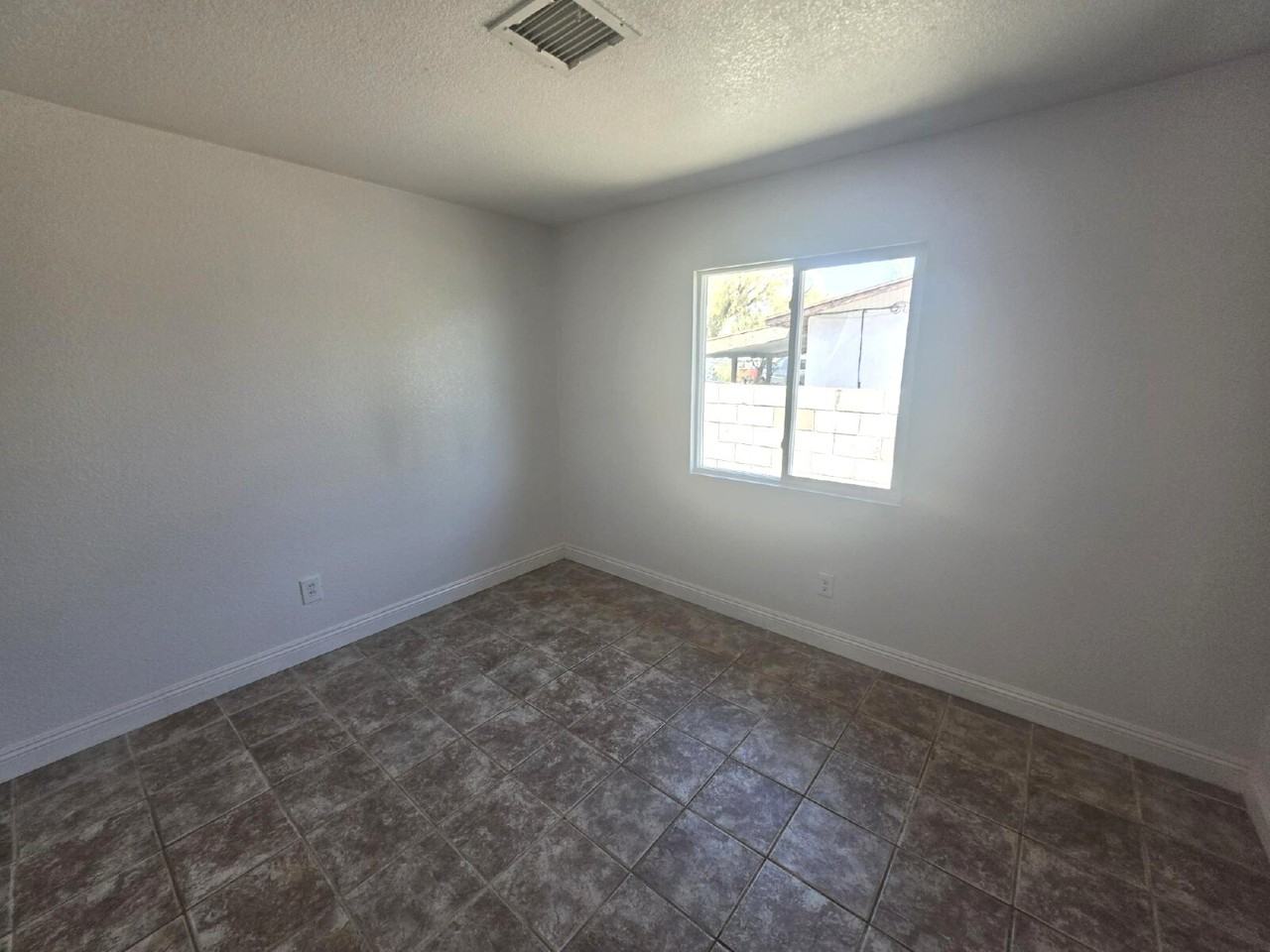 2044 Harvard St Apt B - Photo 4 of 5