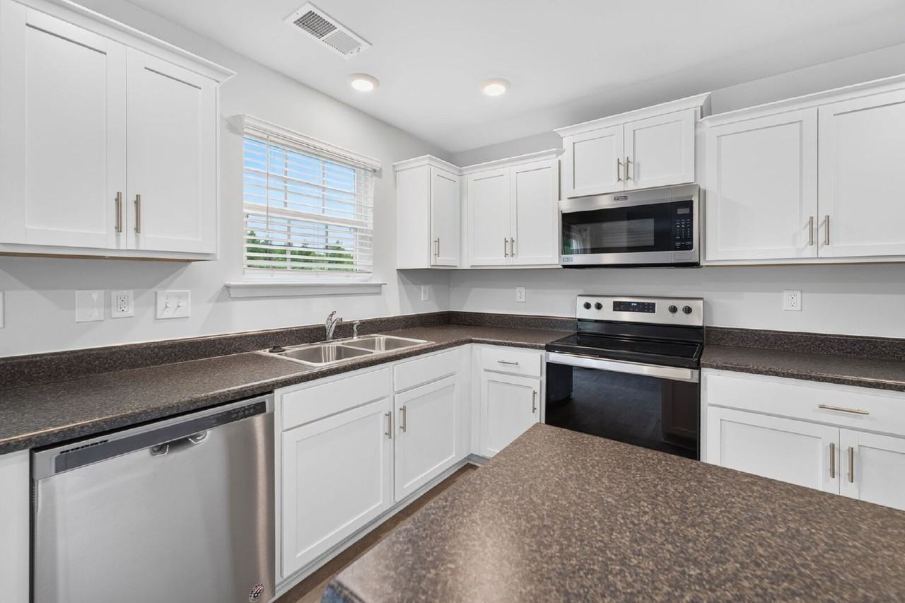 2025 Longshadow St - Photo 4 of 39