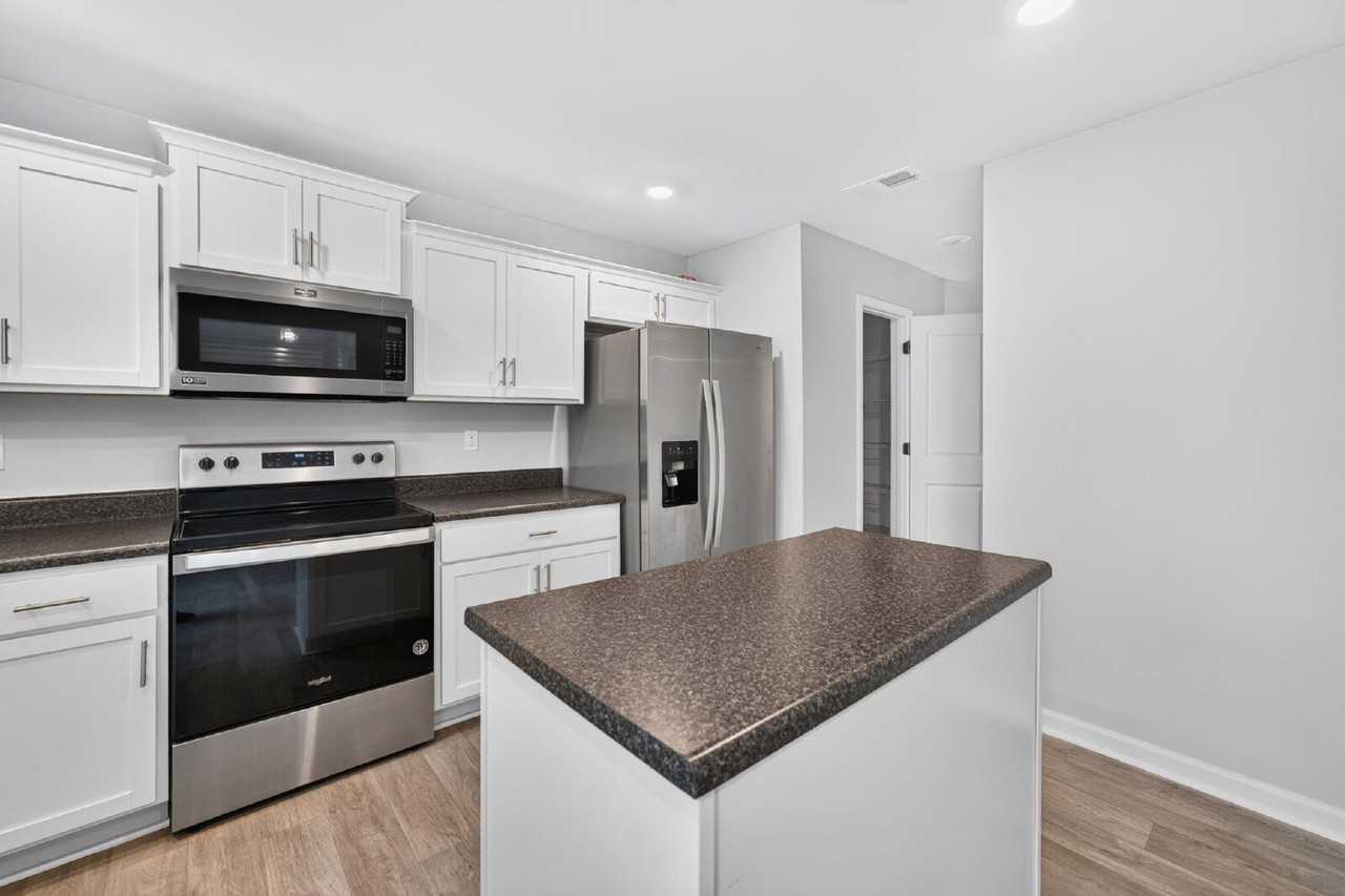 2025 Longshadow St - Photo 5 of 39