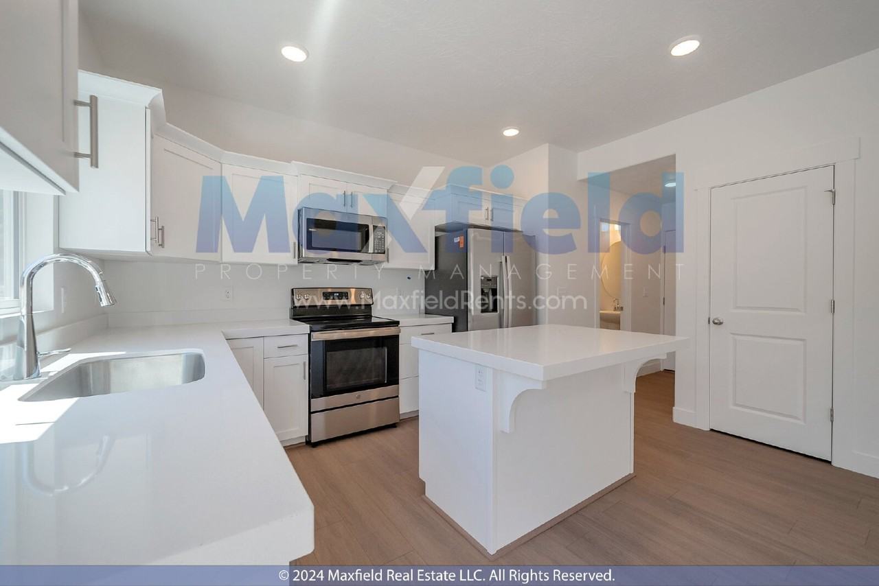 1598 N 1950 E - Photo 5 of 20