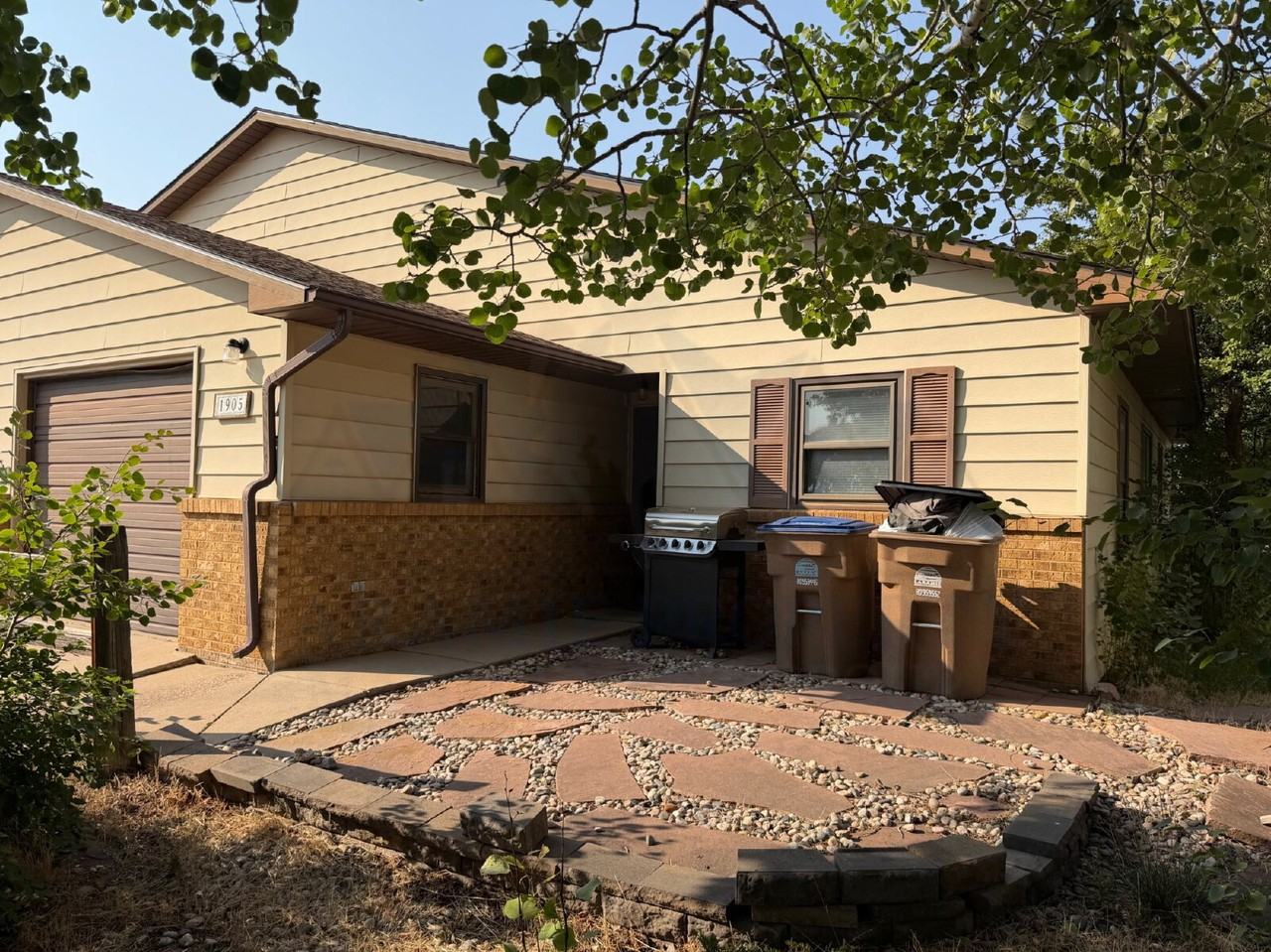 1905 Alsop Ln - Photo 2 of 20