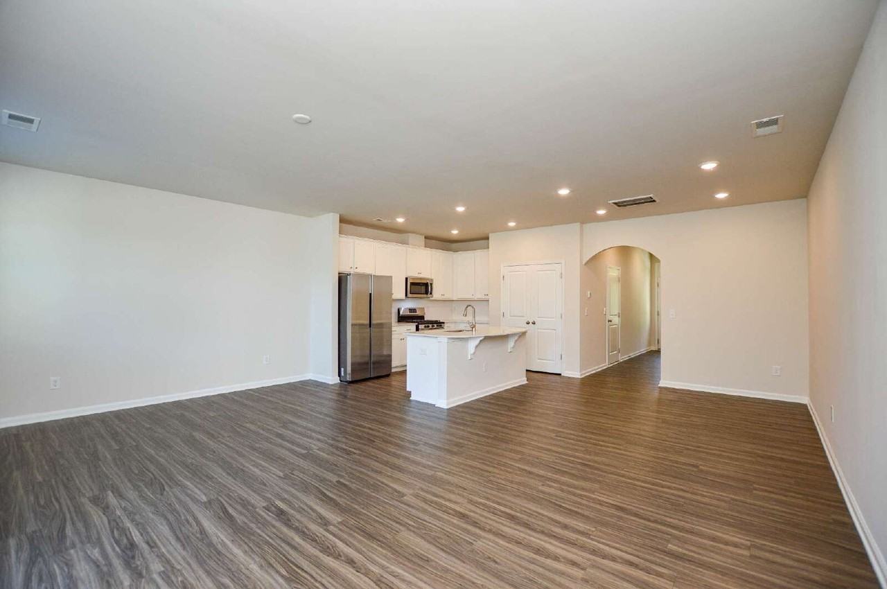 908 Park Bend Trl - Photo 2 of 25
